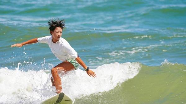 大型海滩冲浪比赛，浪花中的青春激情的简单介绍