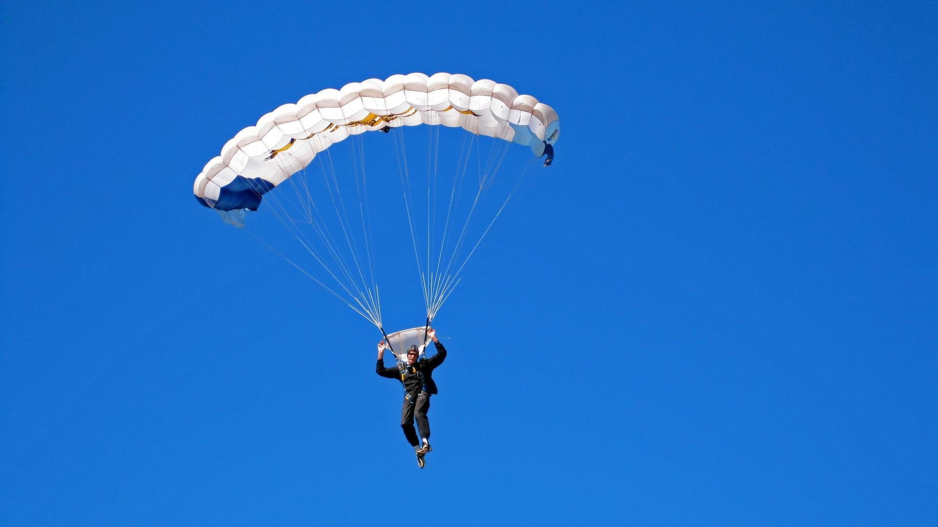 德甲联赛中球队战术演变引发热议，德甲队伍介绍